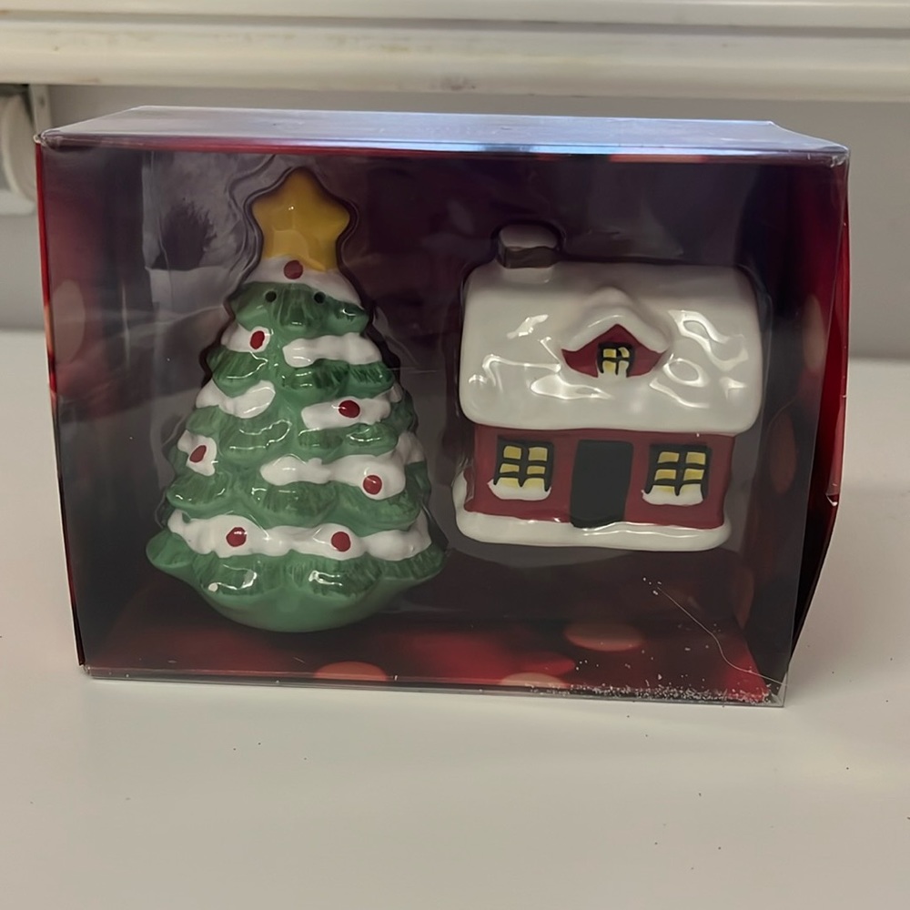 Christmas salt and pepper shaker set.